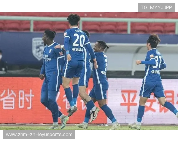 中场球员进行“前场抢断后直塞”复合训练，效率提升明显